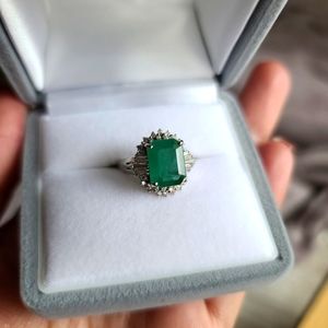 Natural Emerald 2.87carat Round and Tapered Baguette platinum 900